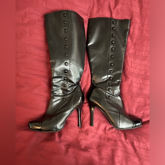 Black knee high boots with button detailing Steampunk - Picture 2 of 6